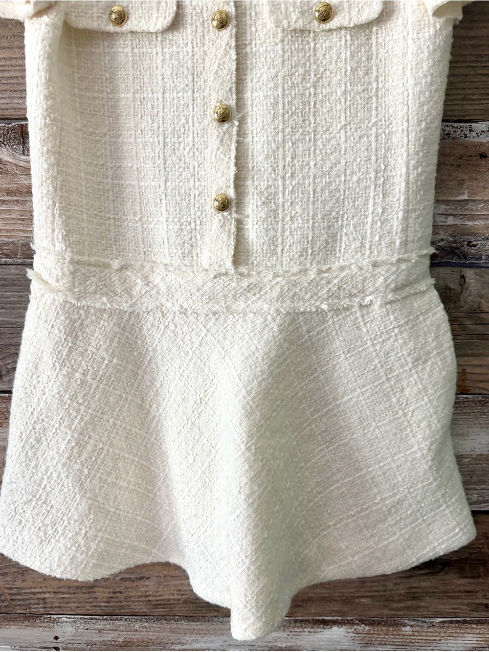 Elegant Cream Short-Sleeve Tweed Dress with Button Detail - Picture 5 of 12